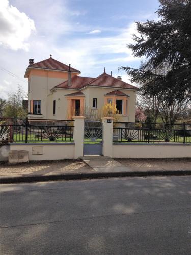 chambres d'hôte dans maison atypique - Pension de famille - Sancoins