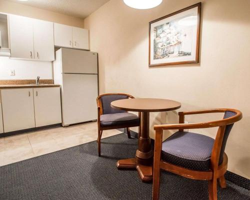 Kitchen, Tampa Bay Extended Stay - Airport in Golfwood Estates