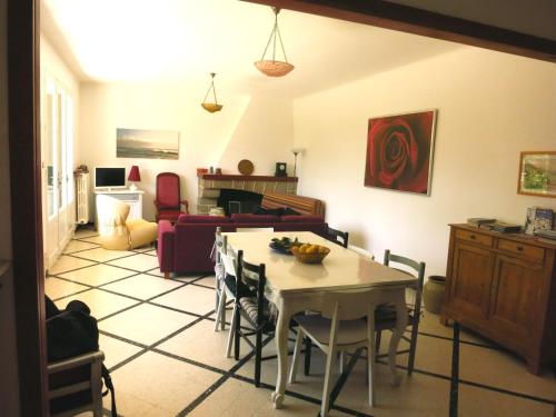 صالة مشتركة/ منطقة التلفزيون, Maison lumineuse et spacieuse avec jardin arboré (Maison lumineuse et spacieuse avec jardin arbore) in La Valette-du-Var