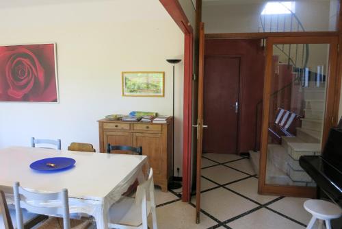 ردهة, Maison lumineuse et spacieuse avec jardin arboré (Maison lumineuse et spacieuse avec jardin arbore) in La Valette-du-Var