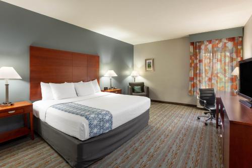 Comfort Inn & Suites - image 2