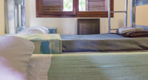 1 queen bed, 4 bunk beds