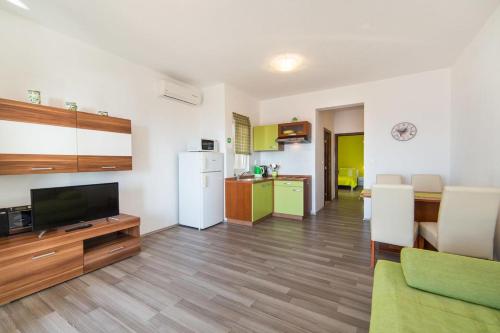 Apartments by the sea Brist, Makarska - 11078