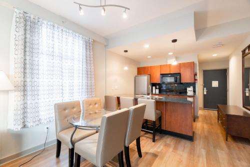 ห้องครัว, โรงแรมโอเชียน พรอเมอนาด (Ocean Promenade Hotel) in เซอร์เรย์ (BC)