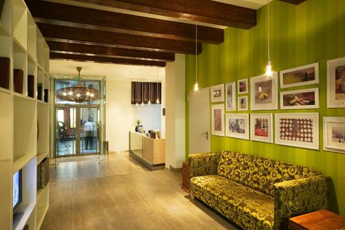 Atrium Fashion Hotel - image 7