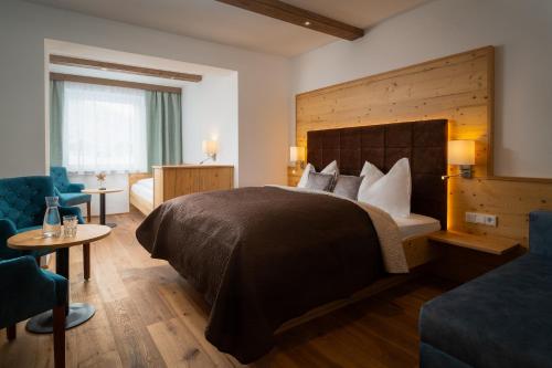 1 king bed, 2 twin beds