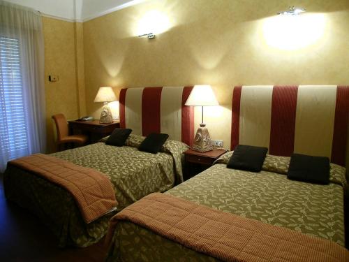 1 queen bed, 1 twin bed