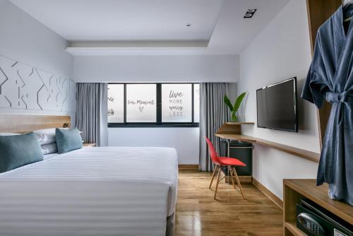 Superior King Room image 3
