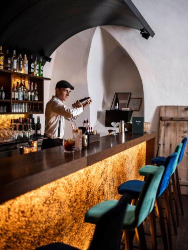 Flurin, Bar & Restaurant