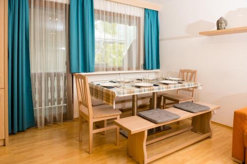 2 bedrooms, 3 beds