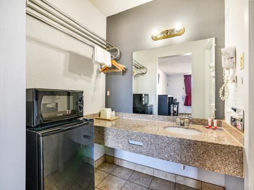 OYO Hotel Benton AR I-30