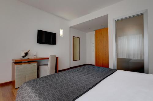 Superior Double or Twin Room with Terrace image 2