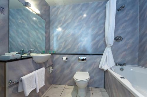 Bathroom, Britannia Adelphi Hotel in Liverpool