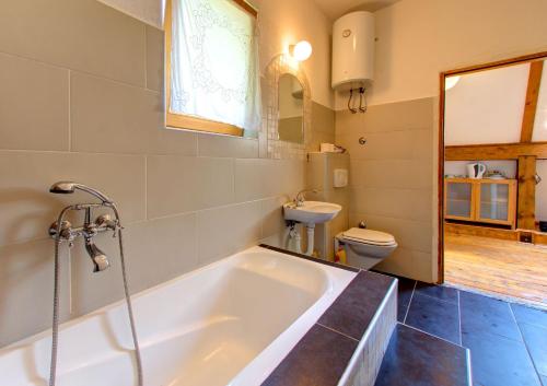 2 bedrooms, 6 beds