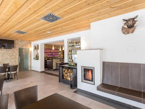 ร้านค้า, EA Horsky Hotel Hajenka in โมดราวา