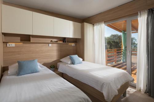 2 bedrooms, 4 beds