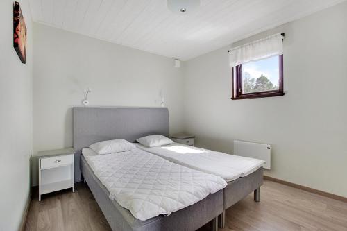 1 double bed, 4 twin beds