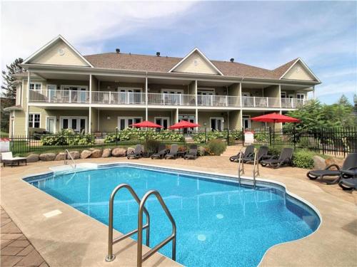 Splendid Mountain View Condo with Pool, BBQ & Terrace - Water Park, MTB, Cycling, Golf! - Apartment - Bromont