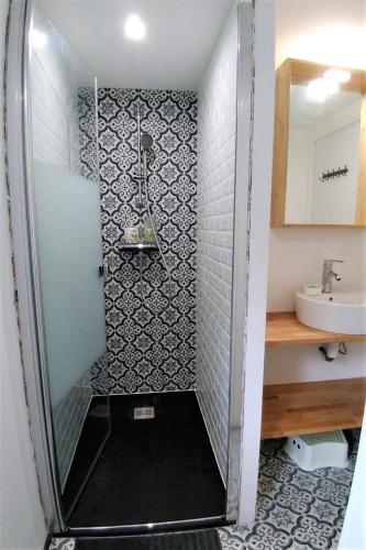 Superbe appartement entre le port et le centre ville - LIT KING-SIZE WiFi & NETFLIX gratuit - image 12