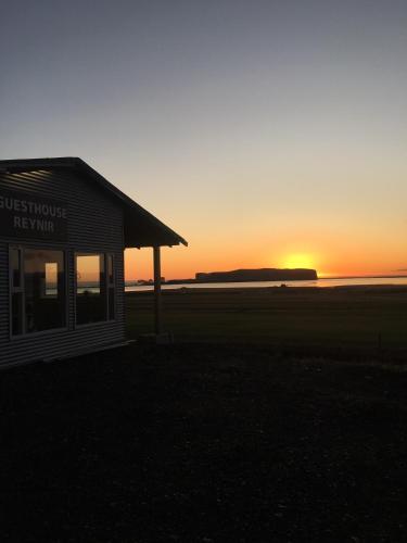 Guesthouse Reynir 2