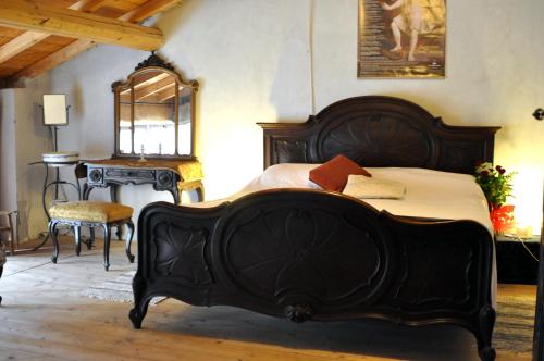 1 king bed, 1 twin bed