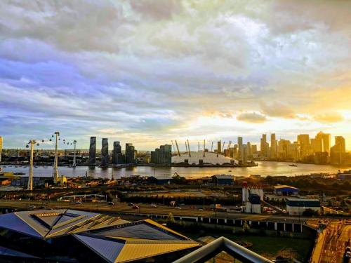 Stylish Room In Shared Penthouse Minutes Away From Both Excel And O2 With Stunning Views And Pri, Canning Town, London