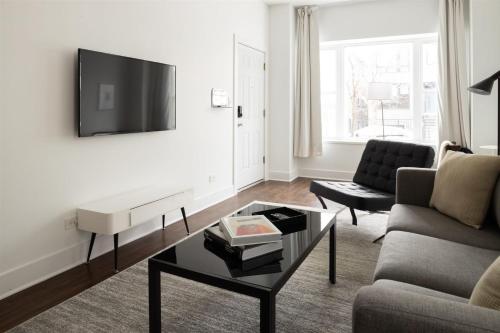 Updated Pilsen 3BR with W&D by Zencity - main image