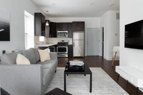 Updated Pilsen 3BR with W&D by Zencity - image 10