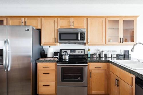 Witness Majestic Ocean Views from this Placid Apartment - image 2