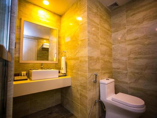 Bathroom, Austin Park Hotel near Austin Heights Water & Adventure Park
