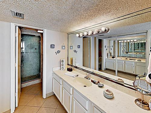 New Listing! Stunning Corner Unit with Gym & Pools condo - main image