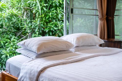 Bed, Baanrimnam Resort Hotel (SHA Extra Plus) in Trat