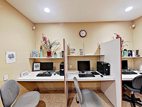 New Listing! Enchanting Corner Unit with Gym & Pools condo - image 5