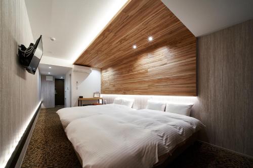 Large Twin Room image 7