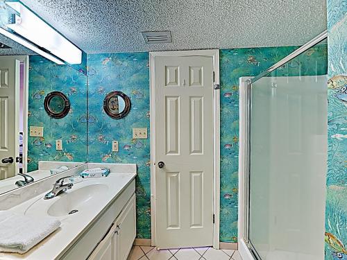 New Listing! Gulf-View Beauty with Pools Gym Sauna condo - image 4