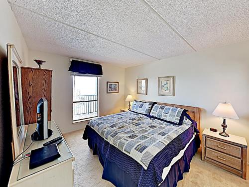 New Listing! Gulf-View Beauty with Pools Gym Sauna condo - image 5