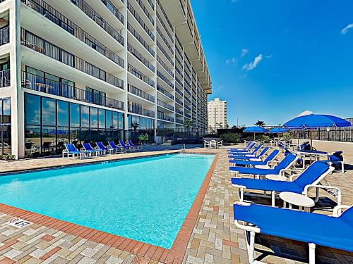 New Listing! Gulf-View Beauty with Pools Gym Sauna condo - image 6