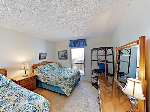 New Listing! Gulf-View Beauty with Pools Gym Sauna condo - image 9