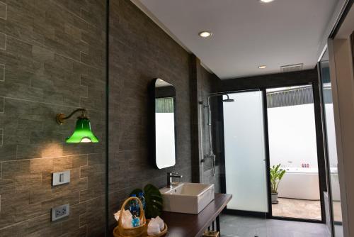 Tungtong Beach Villas Room Type - Deluxe Queen Room with Two Queen Beds - Garden View