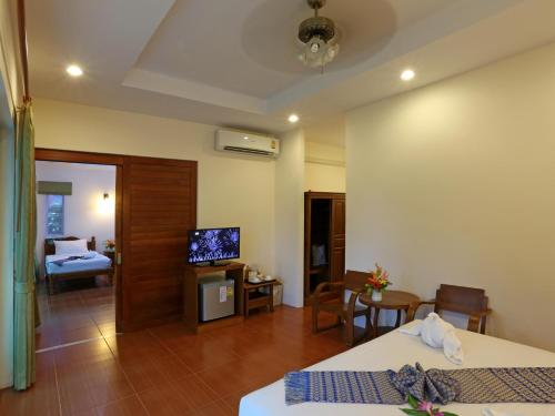 room detail thumbnail 1