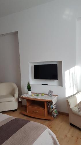 Tópart Apartman - image 10