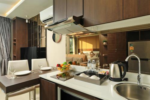 Golden Aristo 5 mins walk to Surin Beach by VillasHomes Golden Aristo 5 mins walk to Surin Beach by VillasHomes