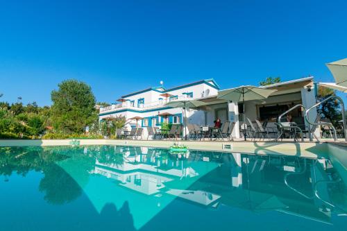  Akis Villa Studios & Apartment with Pool by Hotelius in Agios Georgios Pagon