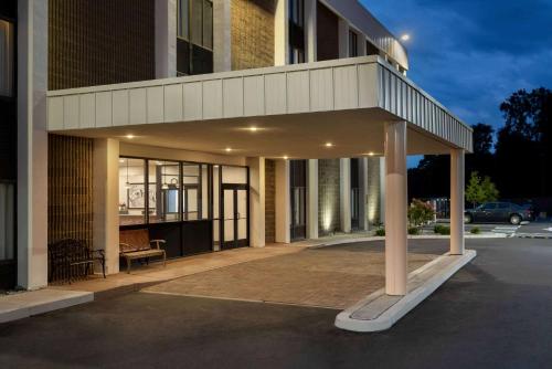 Super 8 by Wyndham Liverpool/Syracuse North Airport in Liverpool, USA