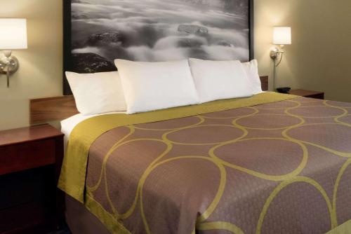 Super 8 by Wyndham Liverpool/Syracuse North Airport in Liverpool, USA