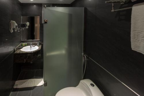 Bathroom, Park House Hotel Suite in Al Wuroud