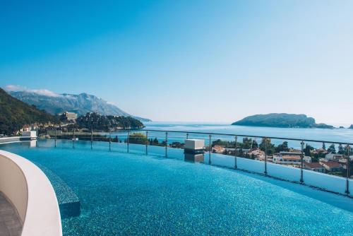 Swimming pool, Iberostar Waves Slavija in Budva