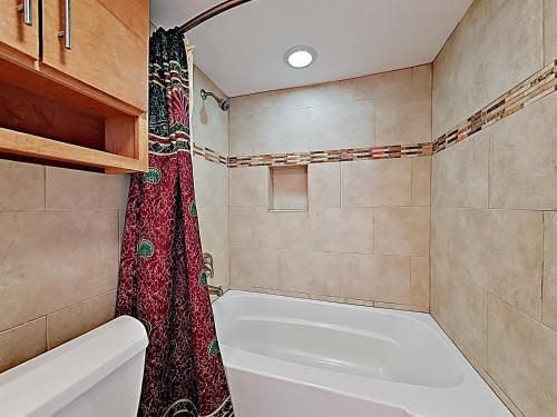 New Listing! Bright & Breezy Condo with Beach Views condo - image 2