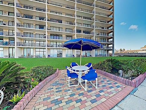 New Listing! Bright & Breezy Condo with Beach Views condo - image 4