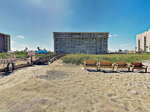New Listing! Bright & Breezy Condo with Beach Views condo - image 9